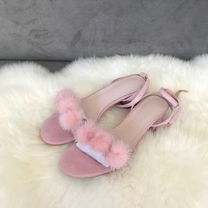 Light pink sandals with mink fur